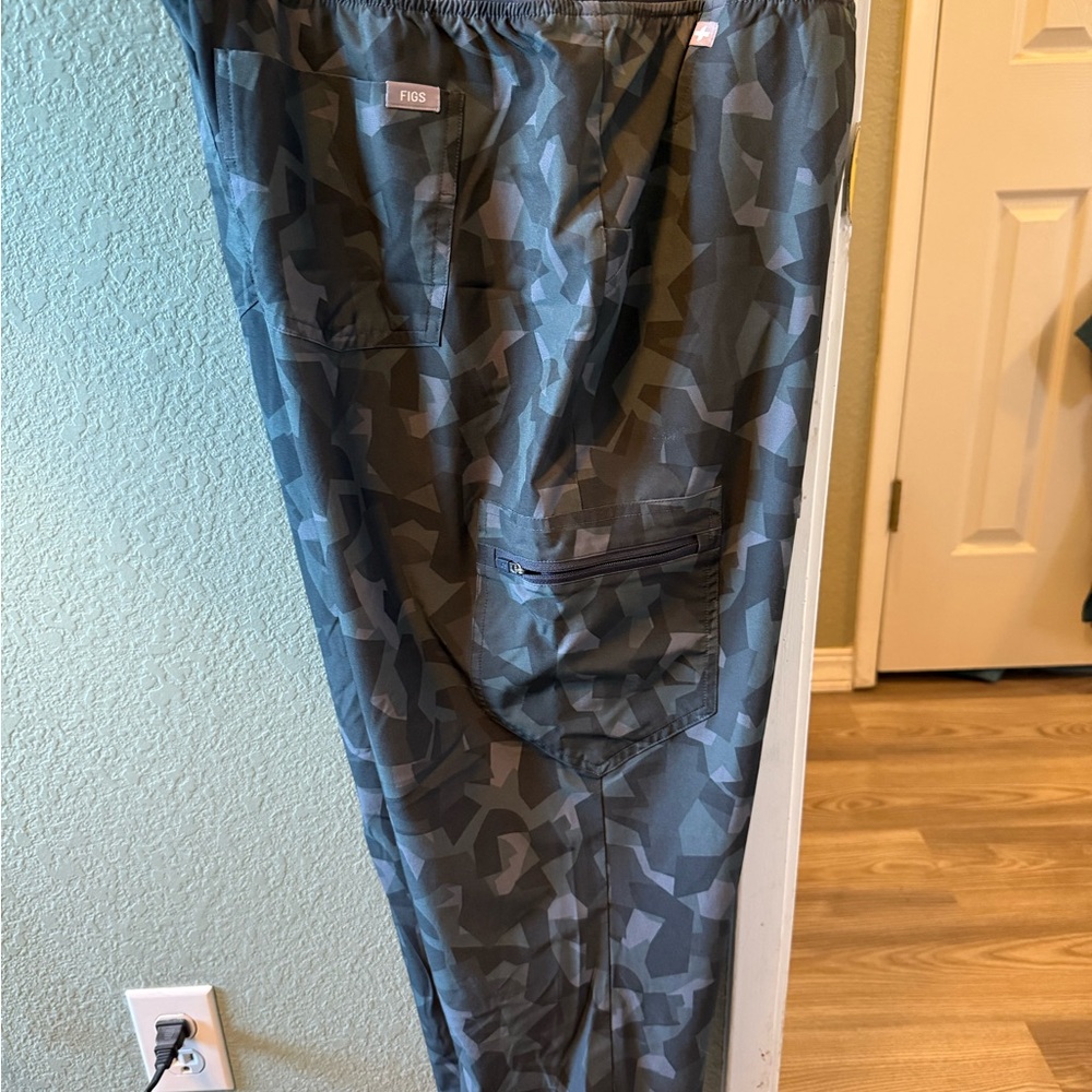 Figs Technical Collection Black Camo Lined Scrub Pants L
